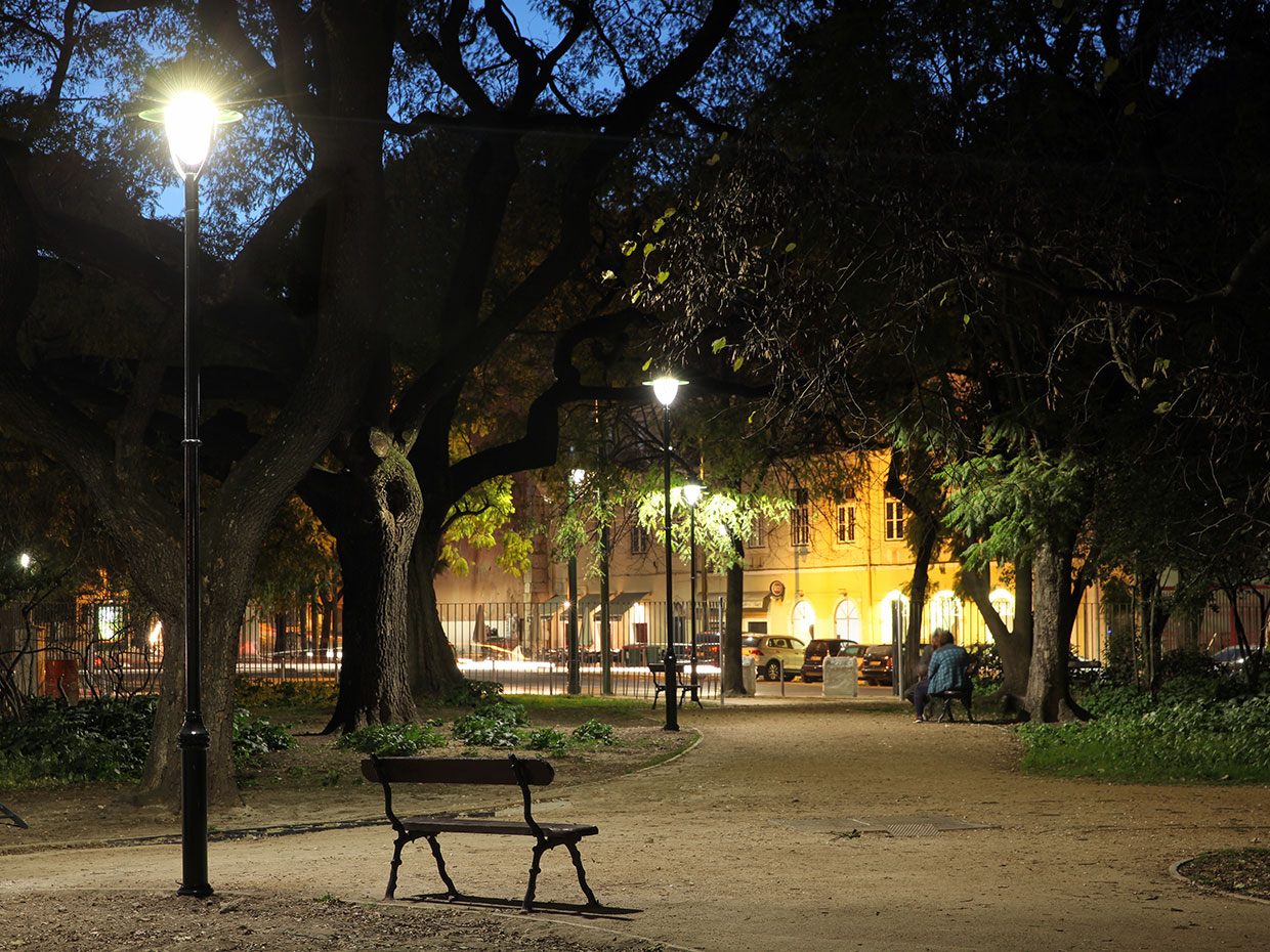 Decorative Albany LED creates a cosy ambiance for this park in the heart of Lisbon