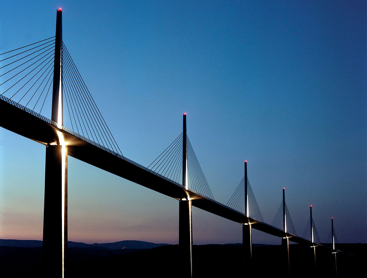 Schréder lit up the majestic Millau Viaduct to ensure a safe passage and a striking nocturnal feature