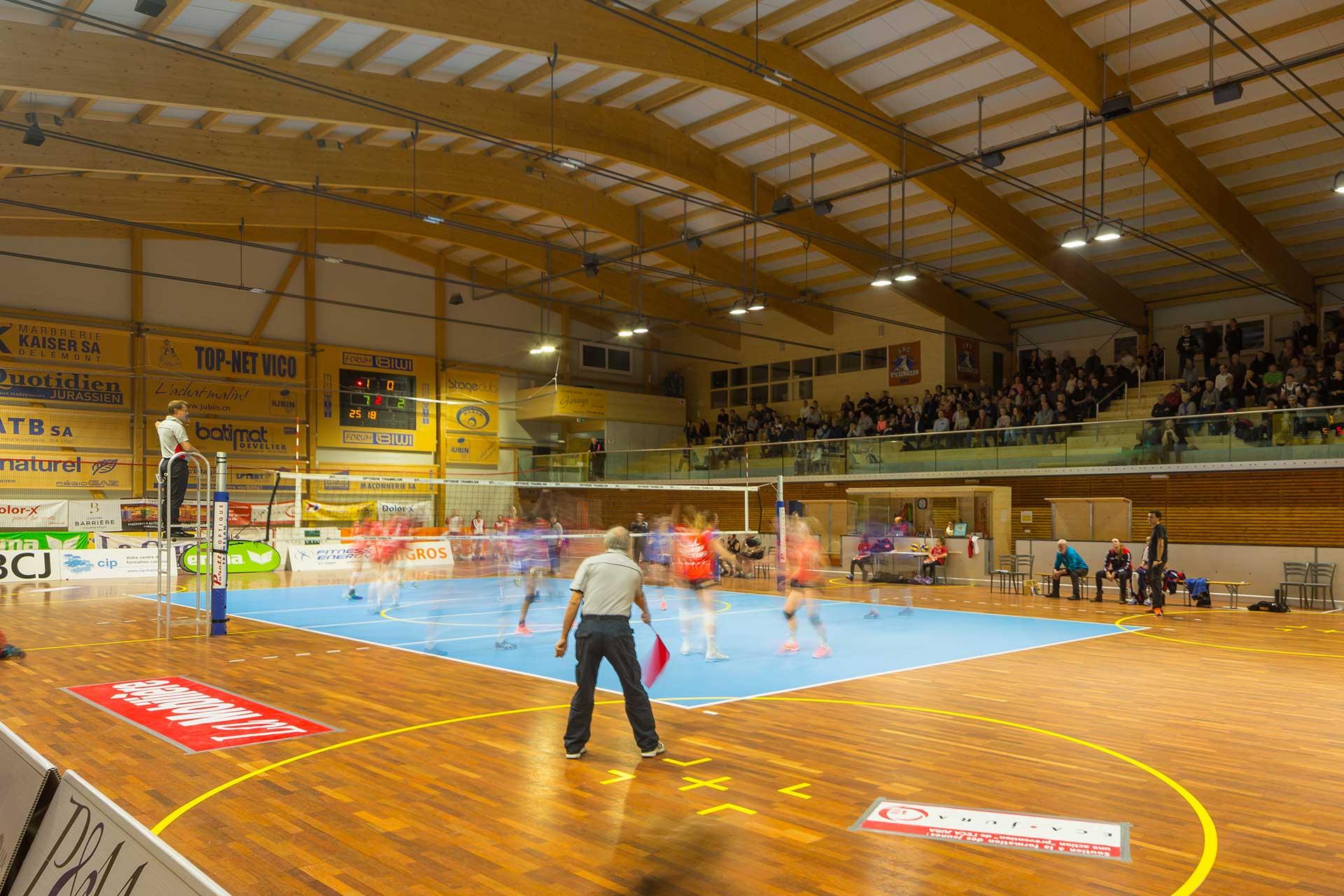 OMNIstar delivers the necessary light quality and visual comfort for Rossemaison sports hall